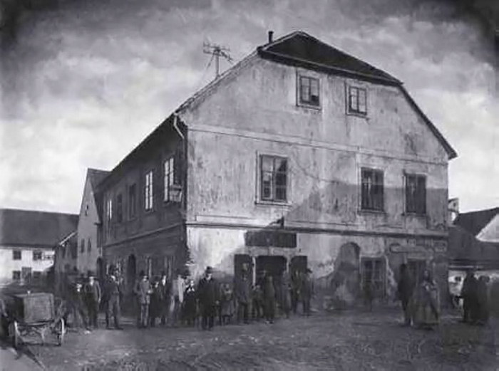 Vlaška ulica. Ugao Ružične i Vlaške ulice. Kovačnica i poznata gostionica 'K bieloj ruži' 1901. godine